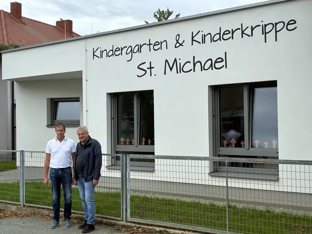 Bürgermeister Otto Horvath (re.) und Vizebürgermeister Bernd Kremsner freuen sich über die neuen Räumlichkeiten des Kindergartens. Am 9. Oktober findet die feierliche Eröffnung statt.  | Foto: Gemeinde St. Michael