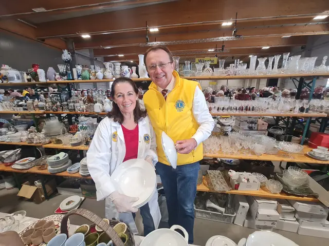 St. Pöltens Bürgermeister Matthias Stadler packte beim Lions Flohmarkt im VAZ tatkräftig mit an. | Foto: Cornelia Strobl