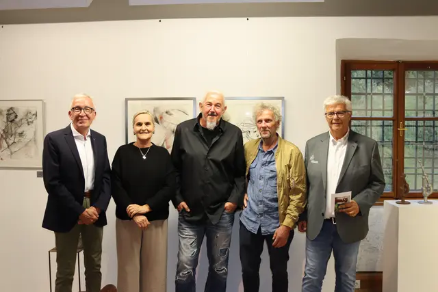 Bgm. Herbert Mayer, Maria Jörg-Fleisch (Bezirksmuseumsverein Landeck), die ausstellenden Künstler Bernhard Witsch und Anton Amort und Christian Rudig (Obmann Bezirksmuseumsverein Landeck), (v.l.).  | Foto: Elisabeth Zangerl