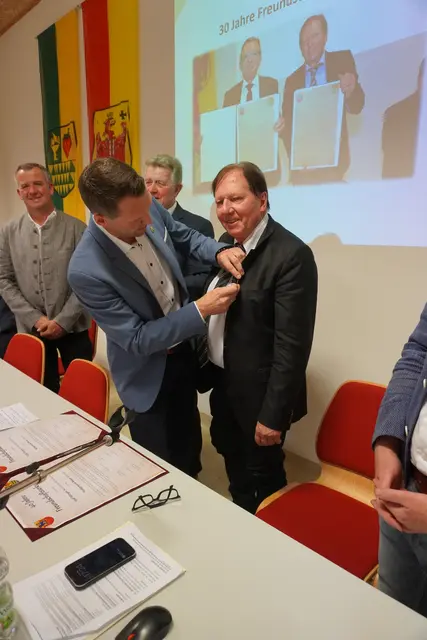 Auch der Wittinger Bürgermeister Andreas Ritter überreichte Ehrennadeln. | Foto: MeinBezirk/Barbara Babonitsch-Diewald