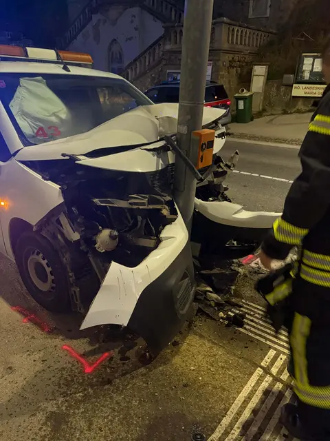 In den frühen Morgenstunden prallte in Maria Gugging ein Pkw frontal gegen einen Ampelmasten. | Foto: FF Maria Gugging