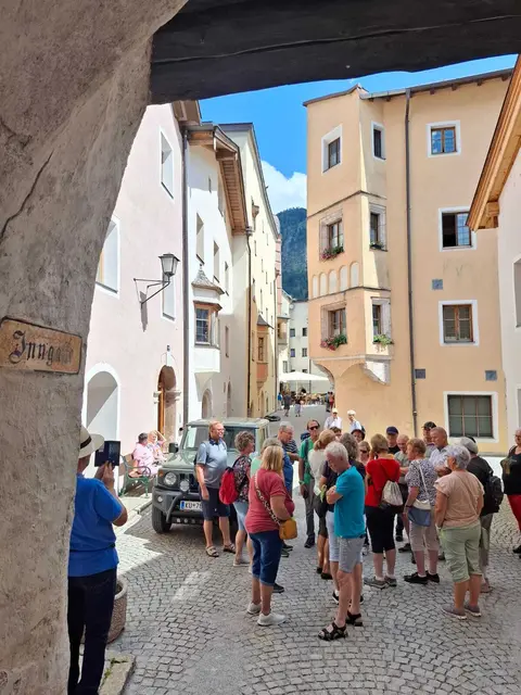 Beim Senioren-Café im Gasthaus Samböck in Pabneukirchen stand das Reisen im Mittelpunkt. Der Pabneukirchner Seniorenbund-Reiseleiter Altbürgermeister Johann Buchberger präsentierte die 4-Tages-Ortsgruppenreise nach Bayern und Tirol mit beeindruckenden Bildern. | Foto: Buchberger