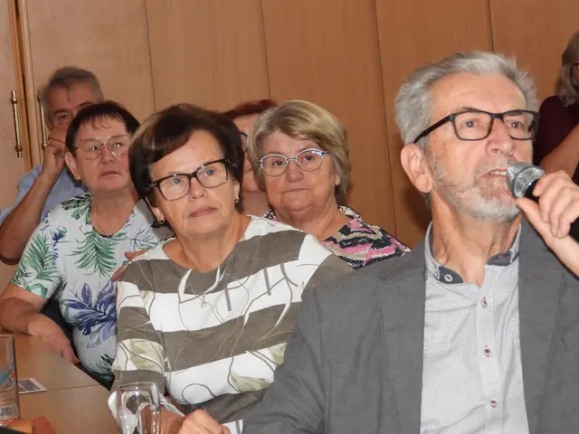 Beim Senioren-Café im Gasthaus Samböck in Pabneukirchen stand das Reisen im Mittelpunkt. Der Pabneukirchner Seniorenbund-Reiseleiter Altbürgermeister Johann Buchberger präsentierte die 4-Tages-Ortsgruppenreise nach Bayern und Tirol mit beeindruckenden Bildern. | Foto: Robert Zinterhof