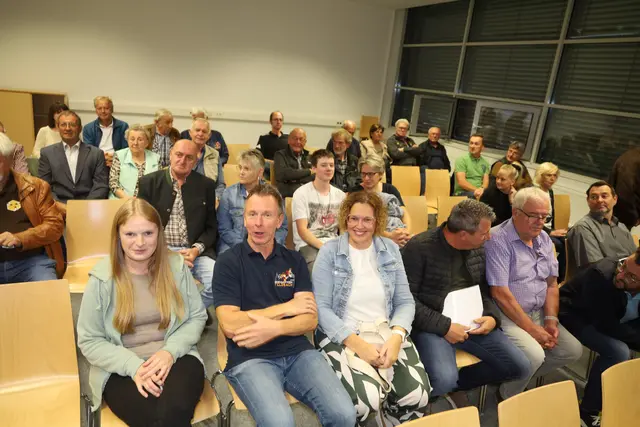 Die Honigprämierung fand im Start-up-Center in Feldbach statt. Die Imkerinnen und Imker nahmen ihre Urkunden entgegen.