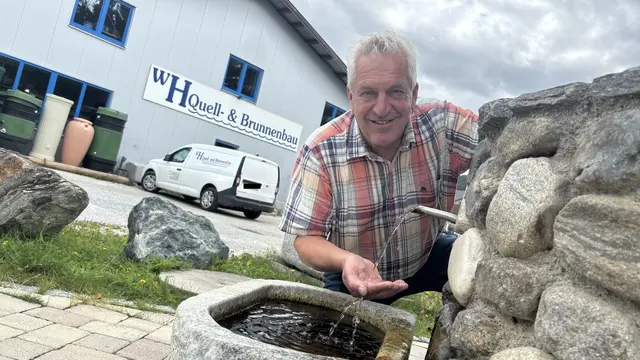 Willi Hönegger gibt sein Fachwissen mit großem Engagement an kommende Brunnenbauer-Generationen weiter. Der Brunnenmeister hat in seiner 40-jährigen Firmengeschichte mittlerweile bereits 16 Lehrlinge zu Gesellen ausgebildet. | Foto: pjw