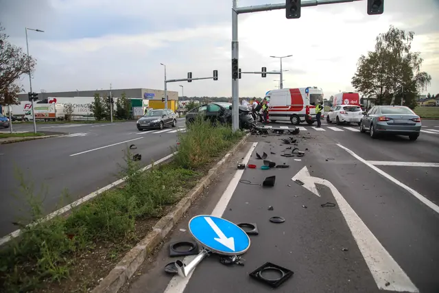 Auf einer Kreuzung der B1 in Marchtrenk fuhr ein Lenker mit seinem Tesla frontal in die Ampelanlage.