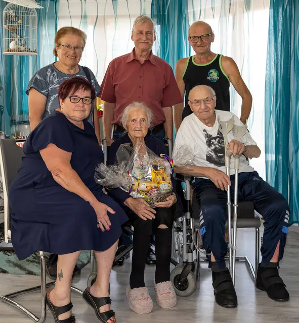 Elfriede Haidl im Kreise der Gratulanten | Foto: PV Groß Siegharts