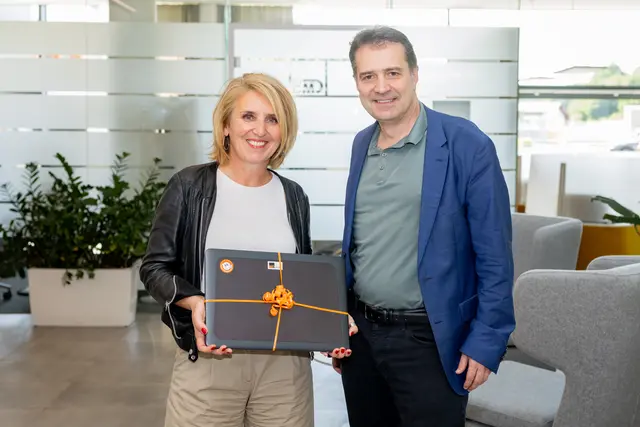 Markus Knasmüller übergibt im Namen der BMD SYSTEMHAUS GmbH an Daniela Zeiner zwölf Laptops für CoderDojo Steyr.  | Foto: BMD