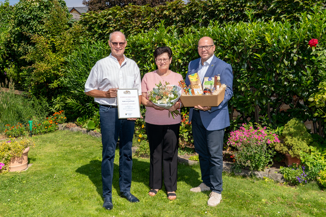 Die Gemeinde gratulierte dem Jubelpaar Brigitte und Rudolf Rossak. | Foto: Gemeinde