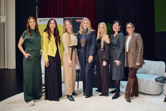 Viktoria Schnaderbeck, Katharina Langeder, Evelyn Kragl, Karin Scheiblberger, Nicole Mack, Sybille Prähofer und Elisabeth Teufelberger beim Frauenabend im Welser Greif. | Foto: Raiffeisenbank Wels