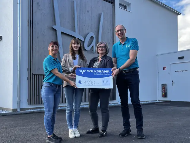 Hausdame Marianne Habich Hausdame, Helene Zimm und Heidemarie Zauner von der Frauenberatung Waldviertel und Harabruck Apartments-Geschäftsführer Andreas Weber. | Foto: Privat