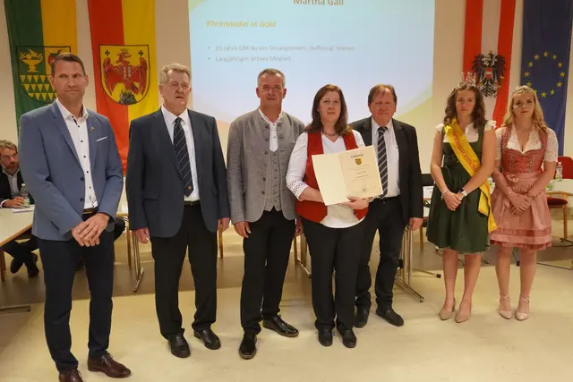 Martha Gall wurde für ihren Einsatz mit der Ehrennadel in Gold geehrt.  | Foto: MeinBezirk/Barbara Babonitsch-Diewald