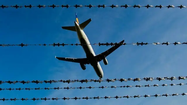 Zuletzt wurden fünf Personen auf dem Landweg von Österreich nach Kroatien gebracht. Nach Angaben des Innenministeriums (BMI) handelte es sich um drei Männer und zwei Frauen, die sich ohne gültiges Aufenthaltsrecht in Österreich befanden. (Symbolfoto) | Foto: Oliver Pischek