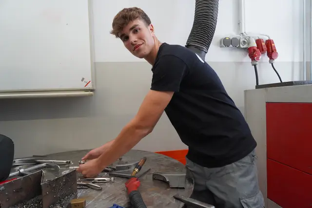 Der 17-jährige Lorenz erzählt, wie ein Schultag in der Berufsschule aussieht. | Foto: Jennifer Flechl / MeinBezirk