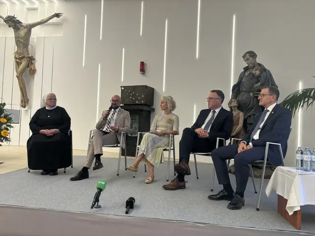Am Podium: Generaloberin Schwester Cordula Kreinecker, Direktor Michael Pagani, Pressesprecherin Susanna Lobmaier, Landtagsabgeordneter Günther Lengauer und Geschäftsführer Johann Minihuber. | Foto: MeinBezirk