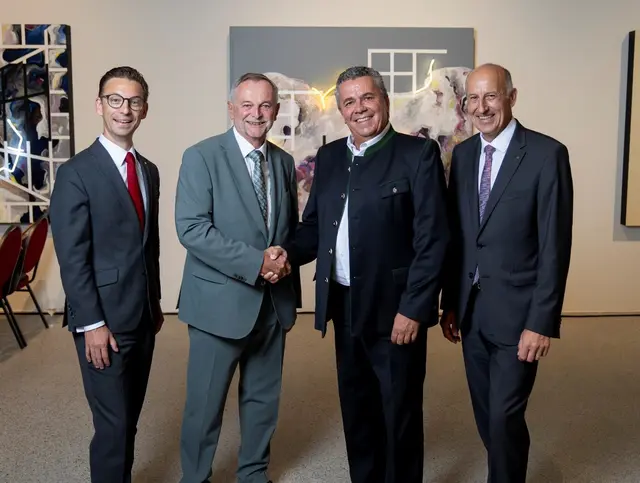 Dir. Martin Müllauer, Ehrenpräsident Mag. Dr. Gerhard Maly gratuliert seinem Nachfolger Dir. Mag. (FH) Günter Zaiser, MBA, und Dir. Erich Fichtenbauer (von links).