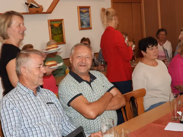 Beim Senioren-Café im Gasthaus Samböck in Pabneukirchen stand das Reisen im Mittelpunkt. Der Pabneukirchner Seniorenbund-Reiseleiter Altbürgermeister Johann Buchberger präsentierte die 4-Tages-Ortsgruppenreise nach Bayern und Tirol mit beeindruckenden Bildern. | Foto: Robert Zinterhof