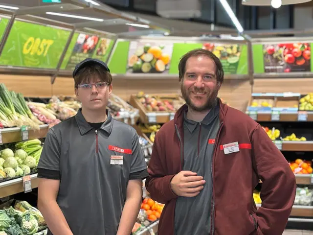 Sebastian Bitto ist mit der Arbeit seines Lehrlings sehr zufrieden.  | Foto: Bernd Dorner