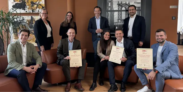 Bildlegende: v.l. Felix Bergsmann-Rechberger, FiW-Bezirksvorsitzende Astrid Wessely, Thomas Lubowiecki, Bürgermeisterin Jasmin Klemmer-Schlögl, WK-Außenstellenobmann Andreas Kirnberger, Anja und Claus Rechberger, WK-Außenstellenleiter Ramazan Serttas, Emil Mackowiak | Foto: Vanessa Weissenberger