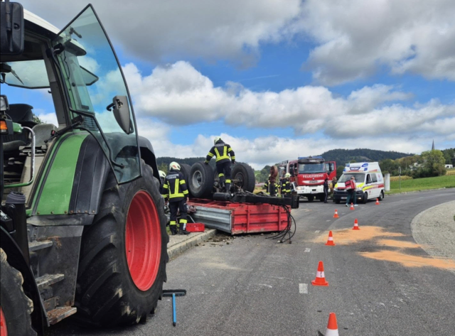 Zwei Feuerwehren rückten zum Traktorunfall aus. | Foto: Freiwillige Feuerwehr Moosburg in Ktn.