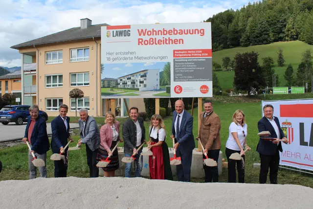 Bürgermeister Kurt Pawluk (5. von links) freute sich gemeinsam mit vielen Ehrengästen über den ofiziellen Spatenstich. | Foto: Weymayer