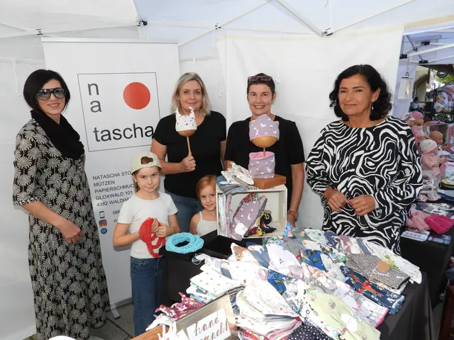 Der Greiner Kunsthandwerksmarkt 2026 ist am Samstag, 19. September, und Sonntag, 20. September, jeweils von 10 bis 18 Uhr geöffnet. Stand von Natascha Stocker, 2. von rechts, aus Gloxwald, Gemeinde Waldhausen. Rechts Organisatorin Waltraut Gassner.  | Foto: Robert Zinterhof