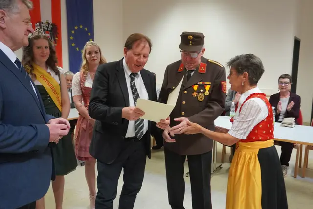 Franz Nussbaumer sen. wurde für seinen Einsatz für die Gemeinde Wiesen mit der Ehrennadel in Silber geehrt.  | Foto: MeinBezirk/Barbara Babonitsch-Diewald