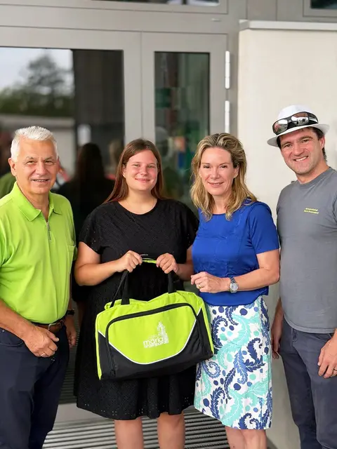Bürgermeister Johann Zeiner und Vizebürgermeisterin Michaela Haidvogel gratulieren Vanessa Dimmel gemeinsam mit Wirtschaftshofleiter Peter Fröhlich herzlich zum erfolgreichen Lehrabschluss und freuen sich über ihren weiteren Weg innerhalb der Marktgemeinde Maria Enzersdorf. | Foto: Marktgemeinde Maria Enzersdorf