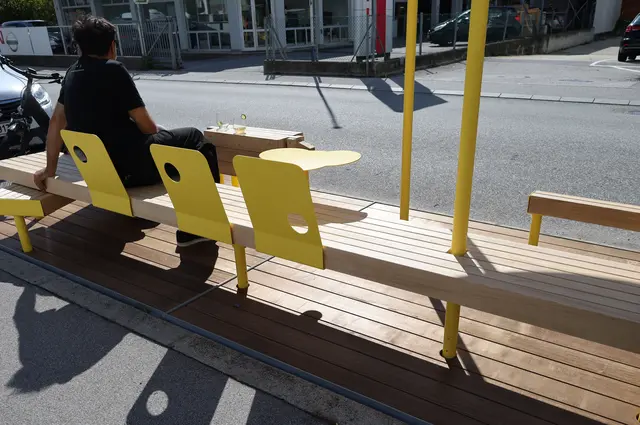 Die Sitzmöbel sollen für eine bessere Aufenthaltsqualität in der Rossau sorgen. Auf Social Media ernten die Möbel eher Häme und Spott. | Foto: © Stadt Innsbruck/A. Steinacker