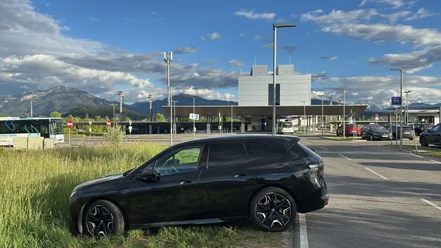 Die bestehende Park&amp;Ride-Anlage beim Bahnhof Kühnsdorf-Klopeiner See ist oft ausgelastet – Autos werden auch bei den angrenzenden Wiesenbereichen abgestellt. Jetzt werden zusätzliche Stellflächen errichtet. | Foto: MeinBezirk.at/Stephan Fugger
