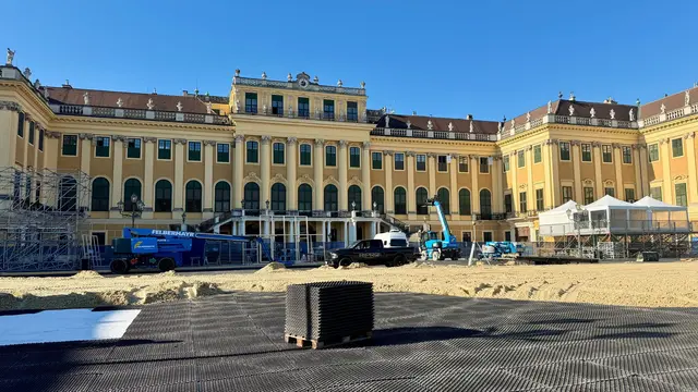  Im Ehrenhof von Schloss Schönbrunn entsteht derzeit der Turnierboden für die Longines Global Champions Tour Vienna. Der Neuhofner Betrieb RIPRO bereitet dafür rund 1.500 Tonnen Sand aus Melk für den internationalen Pferdesport auf. | Foto: Firma Ripro