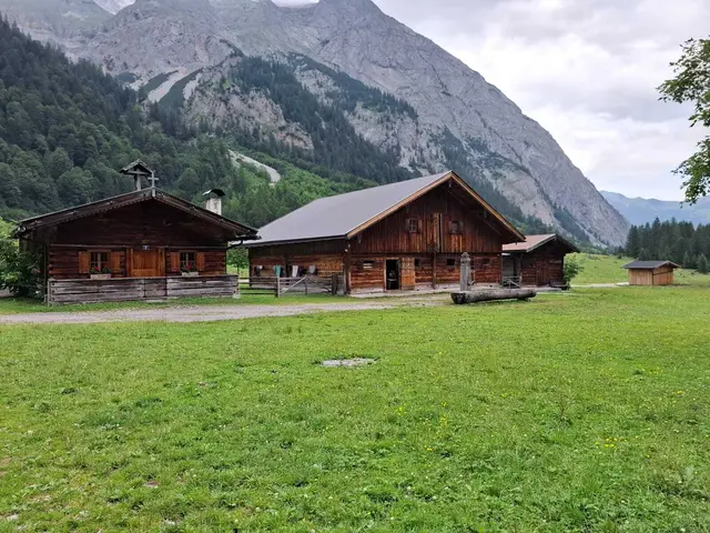 Beim Senioren-Café im Gasthaus Samböck in Pabneukirchen stand das Reisen im Mittelpunkt. Der Pabneukirchner Seniorenbund-Reiseleiter Altbürgermeister Johann Buchberger präsentierte die 4-Tages-Ortsgruppenreise nach Bayern und Tirol mit beeindruckenden Bildern. | Foto: Buchberger
