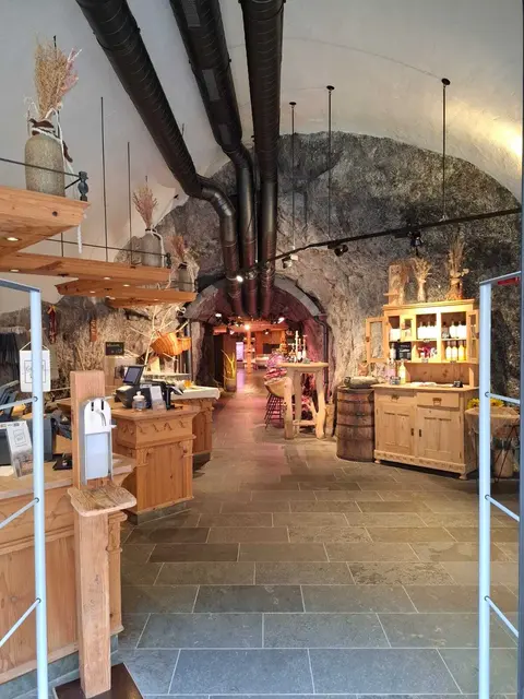 Beim Senioren-Café im Gasthaus Samböck in Pabneukirchen stand das Reisen im Mittelpunkt. Der Pabneukirchner Seniorenbund-Reiseleiter Altbürgermeister Johann Buchberger präsentierte die 4-Tages-Ortsgruppenreise nach Bayern und Tirol mit beeindruckenden Bildern. | Foto: Buchberger