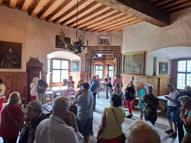 Beim Senioren-Café im Gasthaus Samböck in Pabneukirchen stand das Reisen im Mittelpunkt. Der Pabneukirchner Seniorenbund-Reiseleiter Altbürgermeister Johann Buchberger präsentierte die 4-Tages-Ortsgruppenreise nach Bayern und Tirol mit beeindruckenden Bildern. | Foto: Buchberger