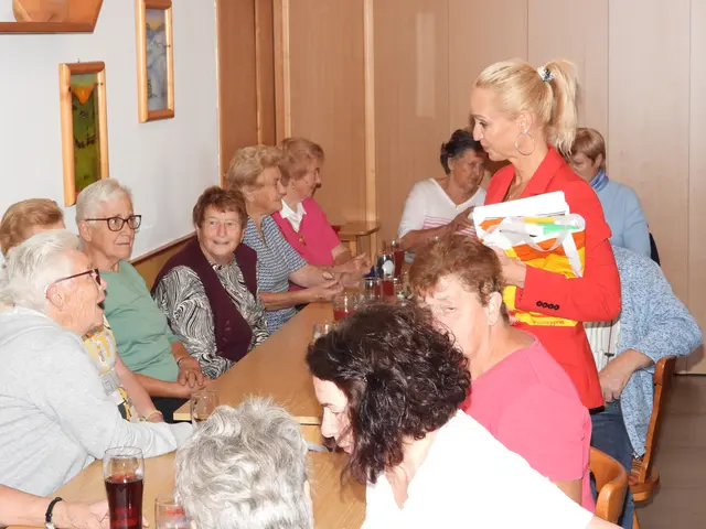 Beim Senioren-Café im Gasthaus Samböck in Pabneukirchen stand das Reisen im Mittelpunkt. Der Pabneukirchner Seniorenbund-Reiseleiter Altbürgermeister Johann Buchberger präsentierte die 4-Tages-Ortsgruppenreise nach Bayern und Tirol mit beeindruckenden Bildern. | Foto: Robert Zinterhof