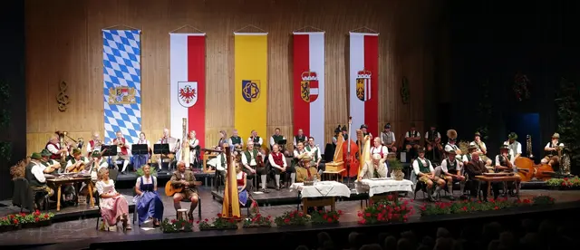 Über 1.300 Besucherinnen und Besucher kamen zur Jubiläumsausgabe des Erler Volksmusikabends.  | Foto: Oswin Kleinhans