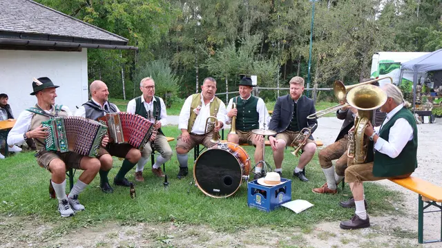 Die Original kreuzfidelen Sauriegler Buam (mit Gerald Silber, 5.v. l.) begeisternen mit ihrem musiklalischen  Können und sorgten für gute Stimmung.  | Foto: Robert Cupak