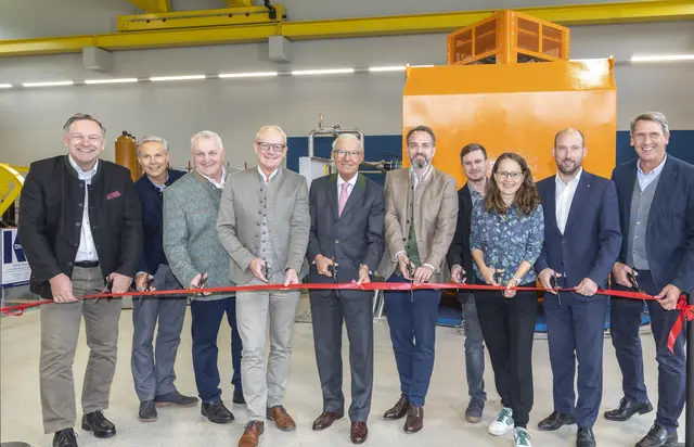 v.l.n.r. Siegfried Müllegger, Salzburg AG, Christian Brugger, Obmann Lichgenossenschaft Neukirchen, Bürgermeister von Neukirchen Andreas Schweinberger, Vorstand Herwig Struber, Wilfried Haslauer, LH a.D., Vorstand Michael Baminger, Geschäftsführer Lichtgenossenschaft Benjamin Lachmayer, Klubobfrau Martina Berthold und Landtagsabgeordneter Hannes Schenthaner, Projektleiter Salzburg AG Thomas Friedrich | Foto: Salzburg AG
