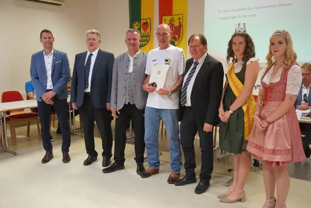 Die Ehrennadel in Silber für Marc Ramhofer.  | Foto: MeinBezirk/Barbara Babonitsch-Diewald