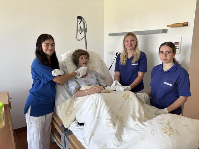 Die drei Pflege-Lehrlinge Karin Hofer, Jana Füreder und Vivien Almesberger üben bereits fleißig an der Simulationspuppe.  | Foto: MeinBezirk