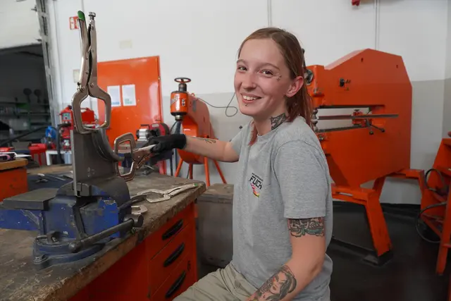 Nicole ist die einzige Frau in der Karosseriebautechnik-Klasse. | Foto: Jennifer Flechl / MeinBezirk