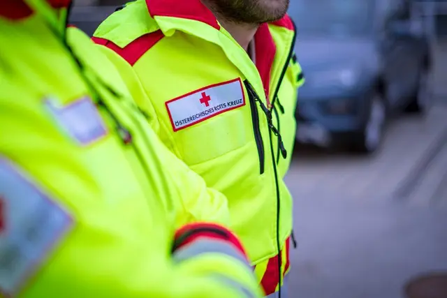Die Lenkerin wurde von der Rettung mit Verletzungen unbestimmten Grades in das Klinikum Klagenfurt gebracht (Symbolfoto) | Foto: Bernhard Knaus