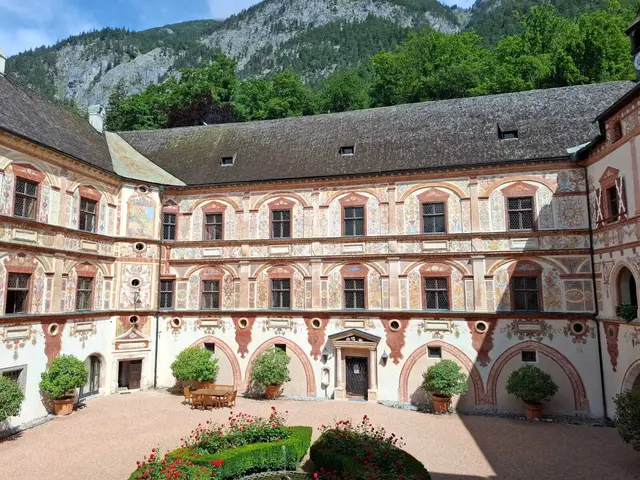 Beim Senioren-Café im Gasthaus Samböck in Pabneukirchen stand das Reisen im Mittelpunkt. Der Pabneukirchner Seniorenbund-Reiseleiter Altbürgermeister Johann Buchberger präsentierte die 4-Tages-Ortsgruppenreise nach Bayern und Tirol mit beeindruckenden Bildern. | Foto: Buchberger
