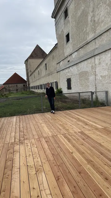 KOOP-Geschäftsführer Robert Prasch auf der neuen Terrasse im Ehrenhof.  | Foto: z.V.g.