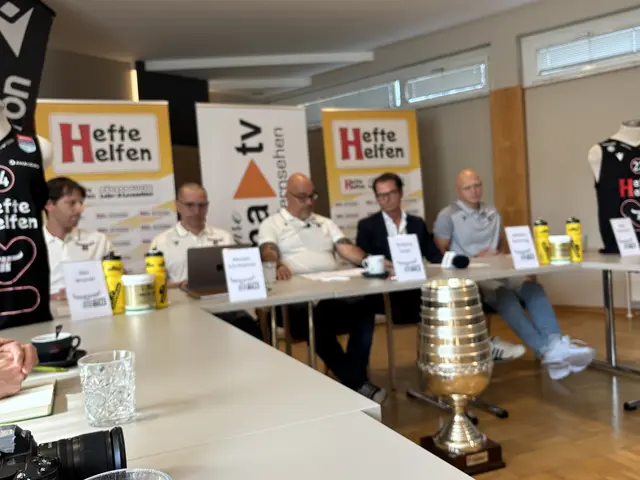 Pressekonferenz im Sporthotel Grabner mit dem Meisterpokal der letzten Saison im Vordergrund. | Foto: MeinBezirk/Angelika Kern
