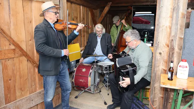 Die Musiker von "wiadawö!" eröffneten den  Frühschoppen  mit traditioneller Wirtshausmusik und spielten am Nachmittag auf der Wiese und im Hof.  | Foto: Robert Cupak