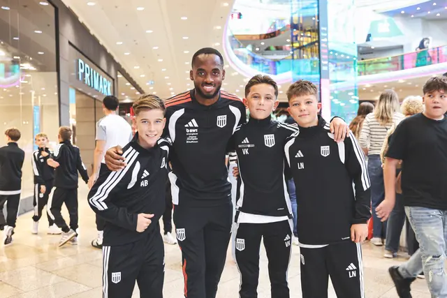 LASK-Kicker Melayro Bogarde nahme sich für Autogramme und viele Fotowünsche Zeit. | Foto: Reischl