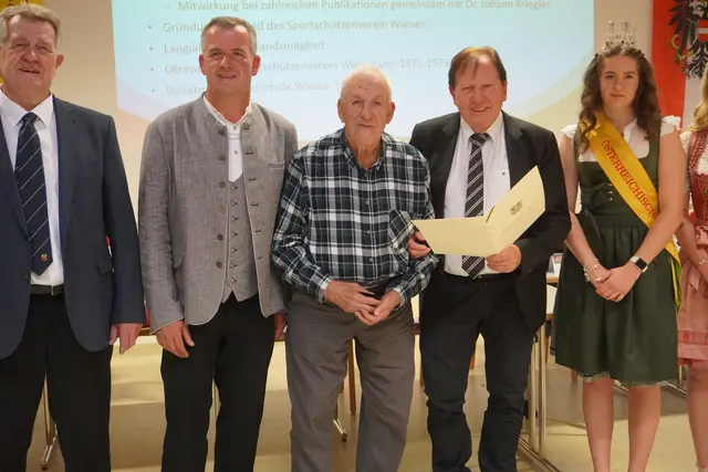 Der ehemalige Direktor der Volksschule Wiesen, Anton Widlhofer, wurde mit der Ehrennadel in Gold geehrt.  | Foto: MeinBezirk/Barbara Babonitsch-Diewald