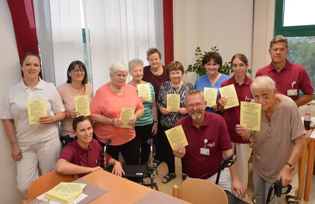 Das Klinikteam mit Patienten: Stefanie Schlosser, Marlies Kaindl, Sabine Latzenhofer, Rosalia Kornek, Helga Soucek, Herta Meidl, Pauline Weigelsperger, Wolfgang Mühlberger, Dunja Apfelthaler-Dangl, Julia Göschl und Manfred Körner und Christel Lukner | Foto: Landesklinikum Waidhofen/Thaya