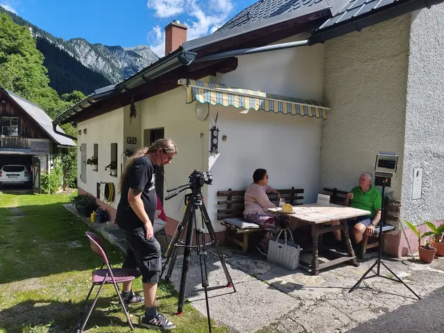 Um das Wissen dauerhaft zu sichern, werden die Interviews filmisch, audiovisuell und schriftlich aufgezeichnet sowie digital archiviert. Im Bild: Susanne Leitner-Böchzelt im Gespräch mit Anton Nagler. | Foto: Verein Steirische Eisenstraße